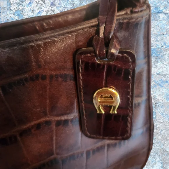 CROC-EMBOSSED LEATHER ETIENNE AIGNER CROSSBODY EUC - Picture 3 of 8